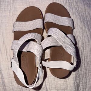 Skechers White Stretch-Strap Women’s Sandals with Brown Footbed